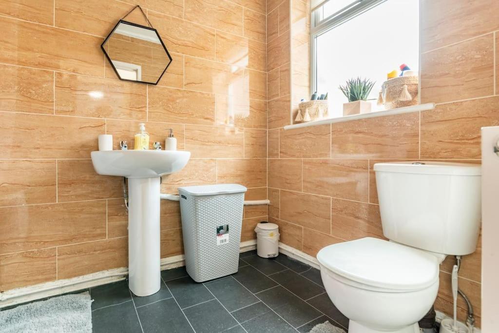 Home Near Anfield And Everton Fc With Free Parking 리버풀 외부 사진
