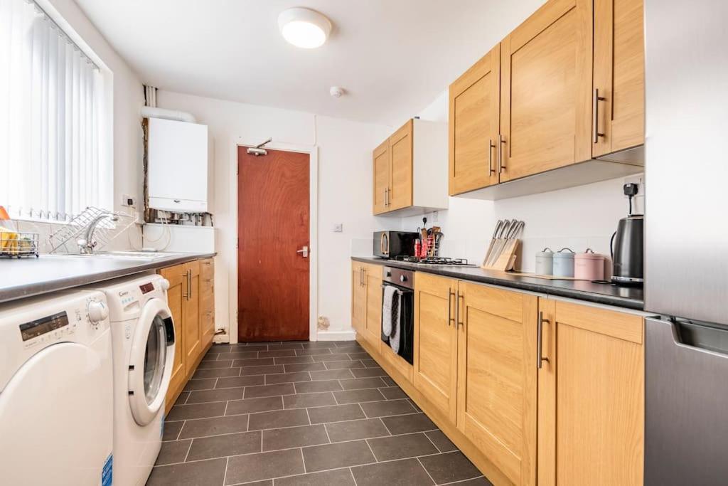 Home Near Anfield And Everton Fc With Free Parking 리버풀 외부 사진