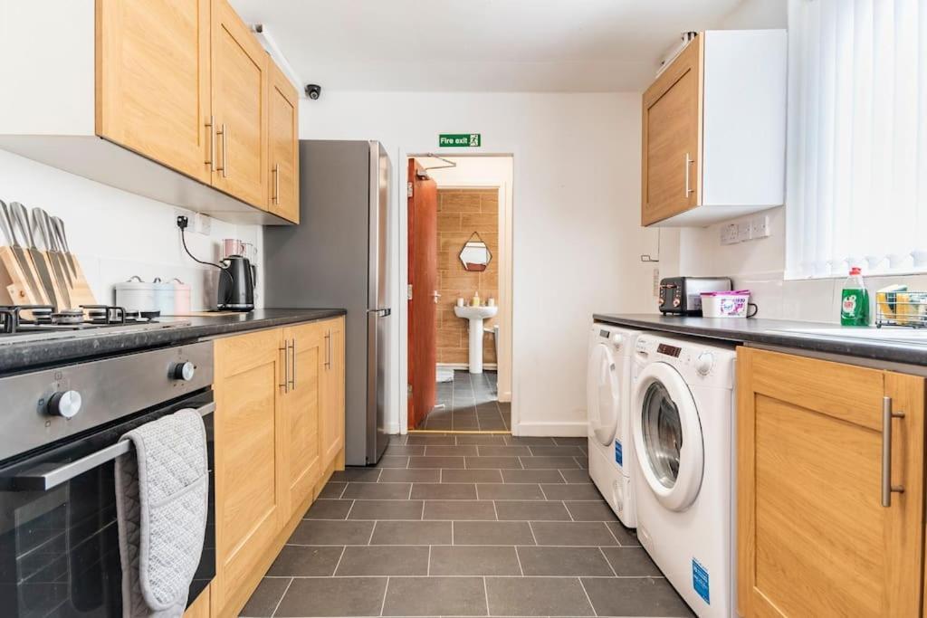 Home Near Anfield And Everton Fc With Free Parking 리버풀 외부 사진
