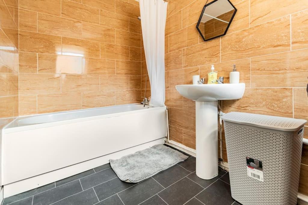Home Near Anfield And Everton Fc With Free Parking 리버풀 외부 사진