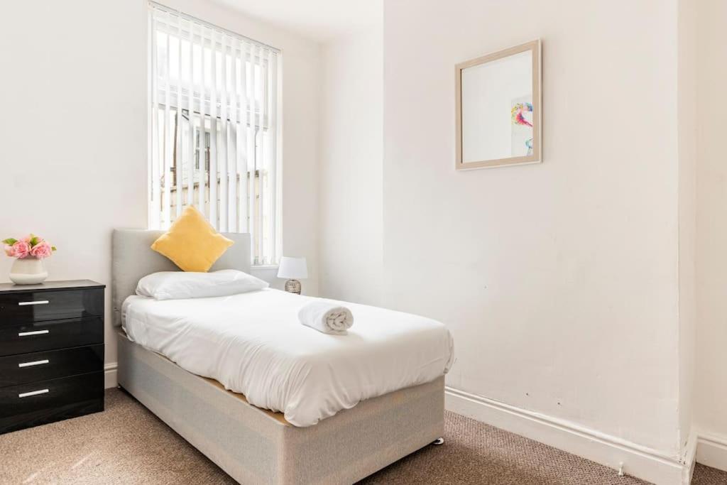 Home Near Anfield And Everton Fc With Free Parking 리버풀 외부 사진
